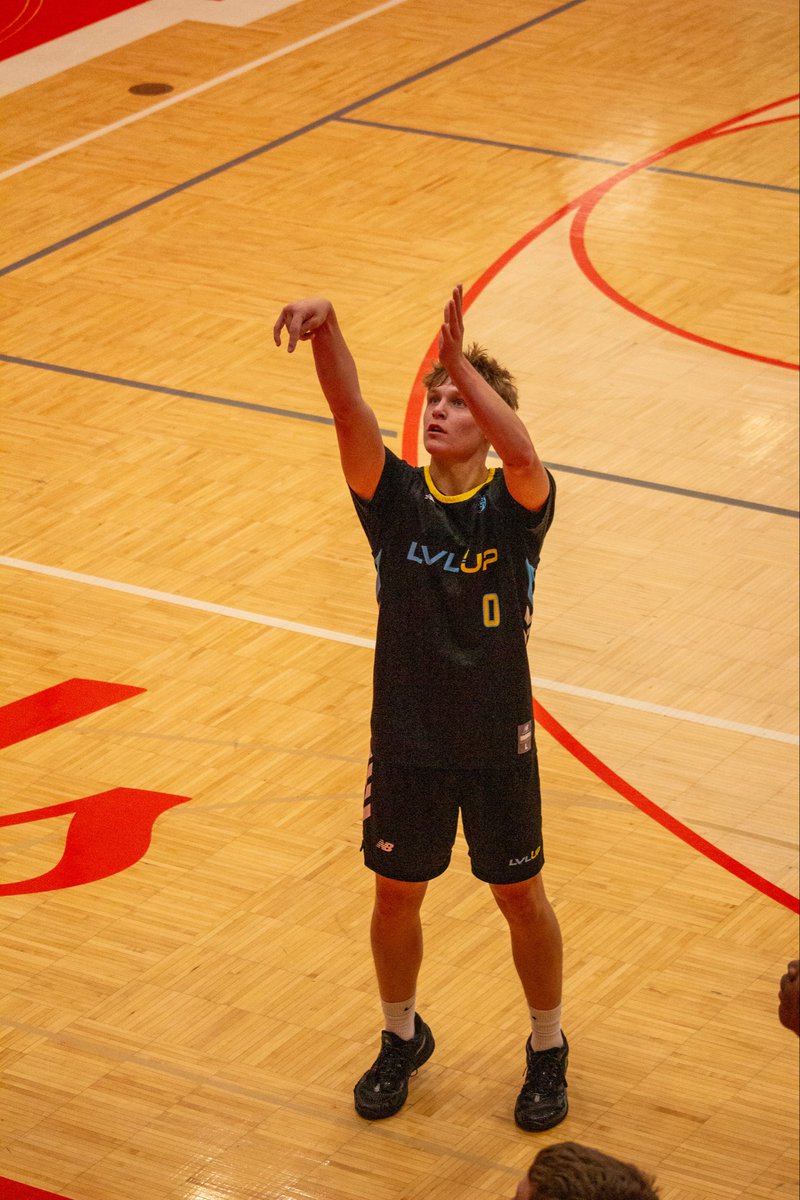danselking_2's tweet photo. Bill Hensley Run n Slam! 
game 1: 25 points 3rbs
game 2: 24 points 4rbs
game 3: 19 points 3rbs
game 4: 23 points 3rbs
game 5: 12 points 4rbs 

20.7 ppg
49% 3pt (52 attempts) 
51% fg
83% ft line 
@PrepHoopsIN 
@BRamseyKSR 
@Always100_TMH 
@CourtsideIND 
@LGreenwellHoops https://t.co/z0sKs99bby