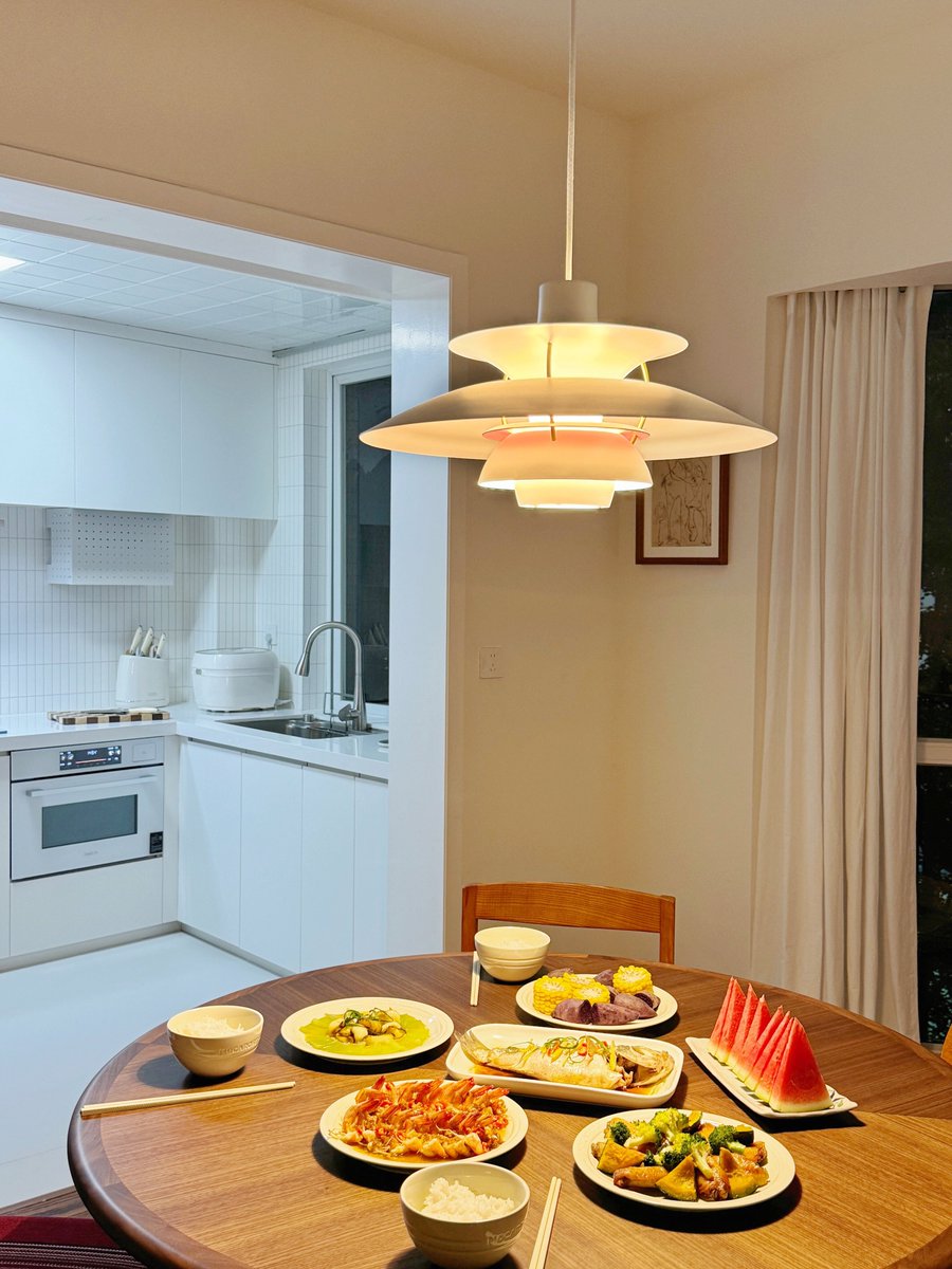 OpenaLamp's tweet image. Best decision for my dining room reno: The PH5. The white finish is a total game-changer, elevating the whole modern aesthetic.Does this match the vibe? Let me know what you think! 👇#HomeDecor #Renovation #ScandinavianDesign #InteriorInspo #PH5