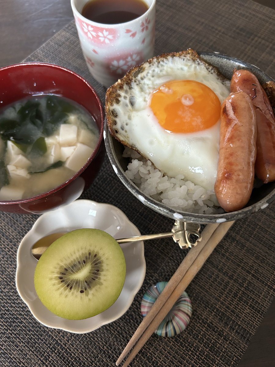 yokochin153604's tweet image. Good morning friends.

My daughter and I were battling on the video gamelast night.

After breakfast, we’re going to continuing our game.

By the way, Japan has a language “Hara ga hettewa ikusa wa dekinu”.

It means we can’t battle when we’re hungry.

#japanesefood
#Homecooking