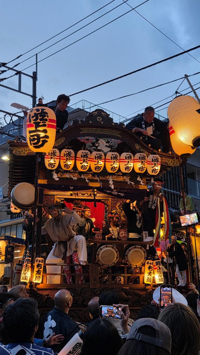 KaoruSumo's tweet photo. 青梅大祭を友人ご夫婦と見に行きました。午後から暗くなるまで存分に楽しみました。屋台の数が多くてビックリ、お囃子や踊り手も粋でした！山車も迫力満点、歴史あるお祭りが近くで見れて嬉しいな。#青梅大祭 　#���り https://t.co/7hhPFkV5vi