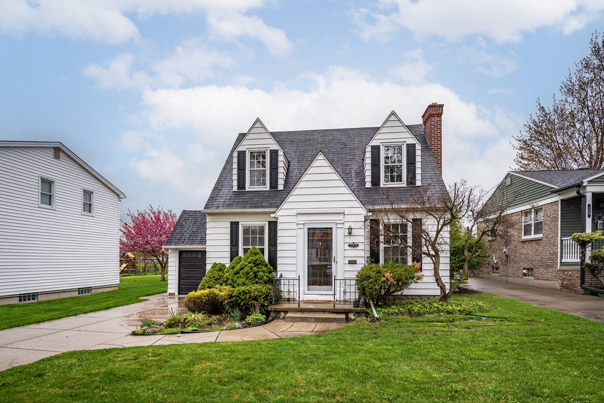JonPSpitz's tweet photo. Here’s what $225k gets you in Buffalo, NY https://t.co/SUWlmNOhsq https://t.co/5eyGSKiKj6