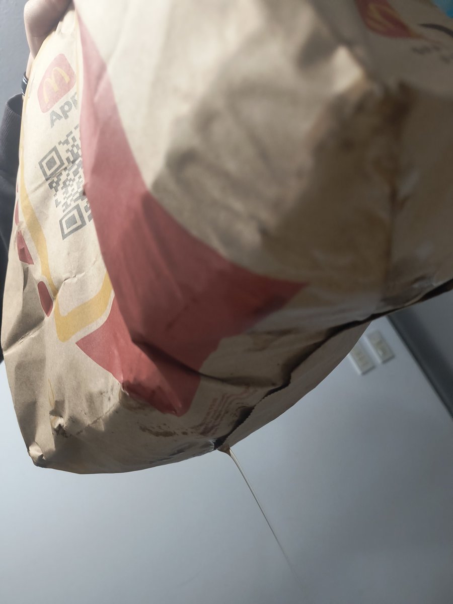 GuadaLonginotti's tweet photo. @McDonalds_Ar casi $36.000 para que el pedido llegue frío, con toda la gaseosa volcada y todo mojado.
Desde la app solo me dicen que toman el reclamo pero que no pueden hacer nada al respecto.
Nro de gestión: 03291269
No van a dar ninguna solución sabiendo que no pudo comerse? https://t.co/97udqlax7r