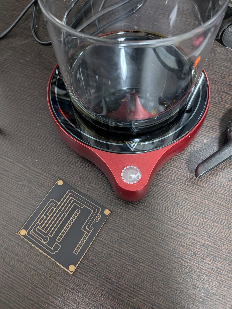 mkmk_rasduino's tweet photo. 今まで基板のエッチングは湯せんで腐食液の温度上げてたけど、カップウォーマー導入にて直接温める事ができるようになった。
素早くキレイにエッチングできるようになった https://t.co/ol63FyWVdG