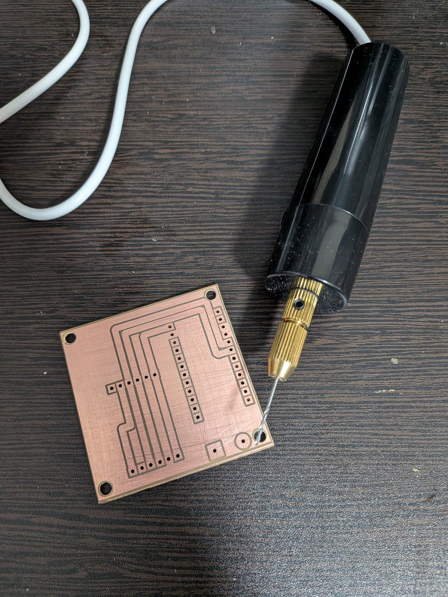 mkmk_rasduino's tweet photo. 今まで基板のエッチングは湯せんで腐食液の温度上げてたけど、カップウォーマー導入にて直接温める事ができるようになった。
素早くキレイにエッチングできるようになった https://t.co/ol63FyWVdG