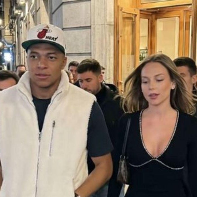 Lavozgalactica's tweet photo. Vinicius nunca se lesiona y siempre ha dado la cara por el equipo. En cambio, Kylian Mbappé se borra para irse de vacaciones y hace peores a sus compañeros.

Tú eliges a cual apoyar. https://t.co/bd5M9vDNi1