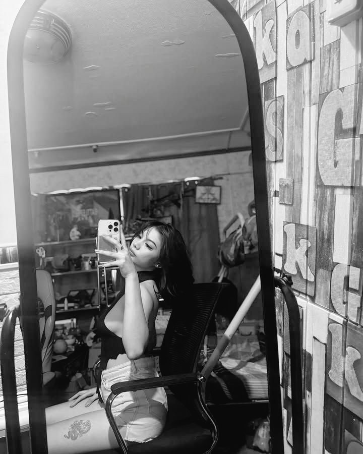 SweetMeia's tweet photo. hart + follow for a surprise vidd https://t.co/CNVLJzw8rT