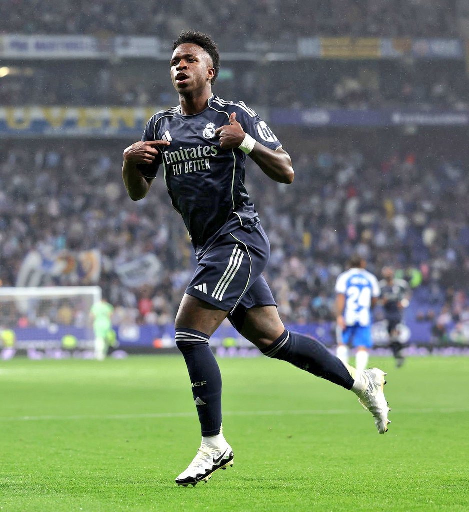 Somos el <a href="/realmadrid/">Real Madrid C.F.</a> con <a href="/vinijr/">Vini Jr.</a> y es una realidad 👏🤍
Nosotros dando la cara mientras otros en Italia de vacaciones, xo según Florentino <a href="/KMbappe/">Kylian Mbappé</a> iba ser el ke nos daría todo y más 🤐😬 Necesito ke salga del club ya, un gran lacito rojo y de vuelta a Francia #EspanyolRealMadrid