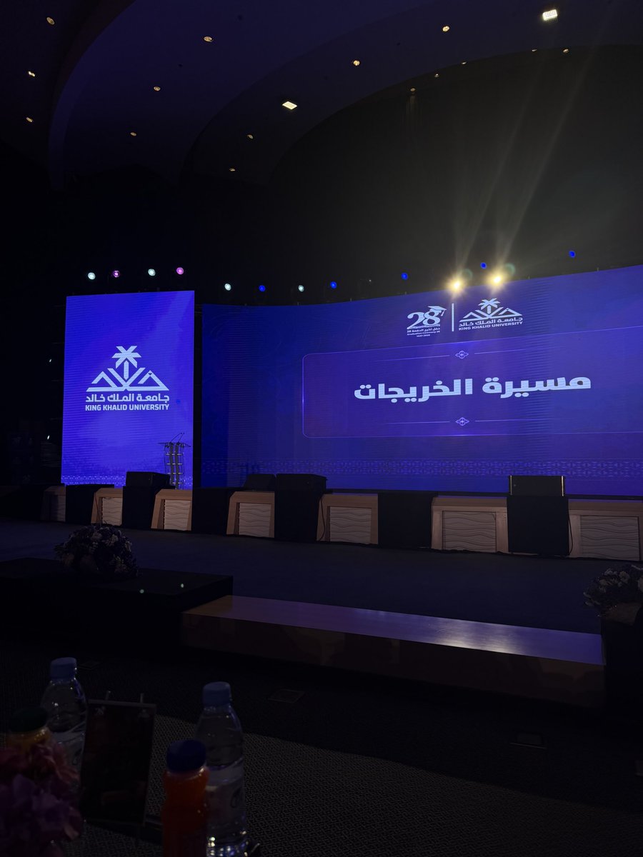 _Amalmq's tweet photo. يومٌ بهيج… تتسع فيه المساحات للفرح، وتعلو فيه الحكايات التي كُتبت بالصبر والإنجاز ✨
تشاركنا فيه الفخر مع خريجات #كلية_الآداب_والعلوم_الإنسانية @kkucah، وهنّ يقطفن ثمرة أعوامٍ من السعي والطموح ❣️.

#جامعة_الملك_خالد
#تخرج_دفعة28_kku https://t.co/nQJ59pLlDT