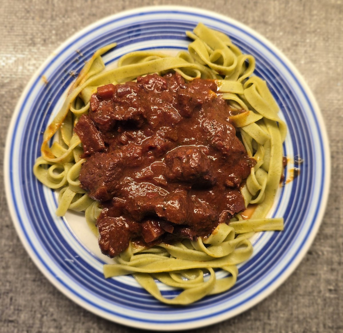 ixxim's tweet image. Abendessen heute: Rotwein Goulash aus Schweine- und Rindfleisch mit roten Zwiebeln aus Tagliatelle Verde (Meine derzeitigen lieblings Nudeln) #food #natürlichselbstgemacht