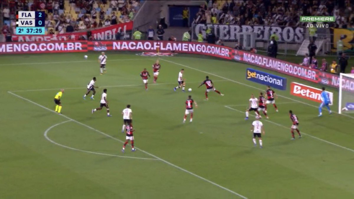 40 jogadores de boa esperando a bola rasteira. 

Piton cruza fofo na cabeça do zagueiro.
