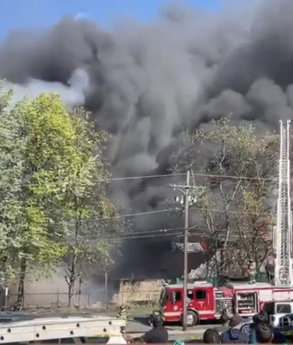 CodeThreeNews's tweet image. 🚨#BreakingNews The fire in Belleville, New Jersey has now been upgraded to an 8 Alarm Fire.