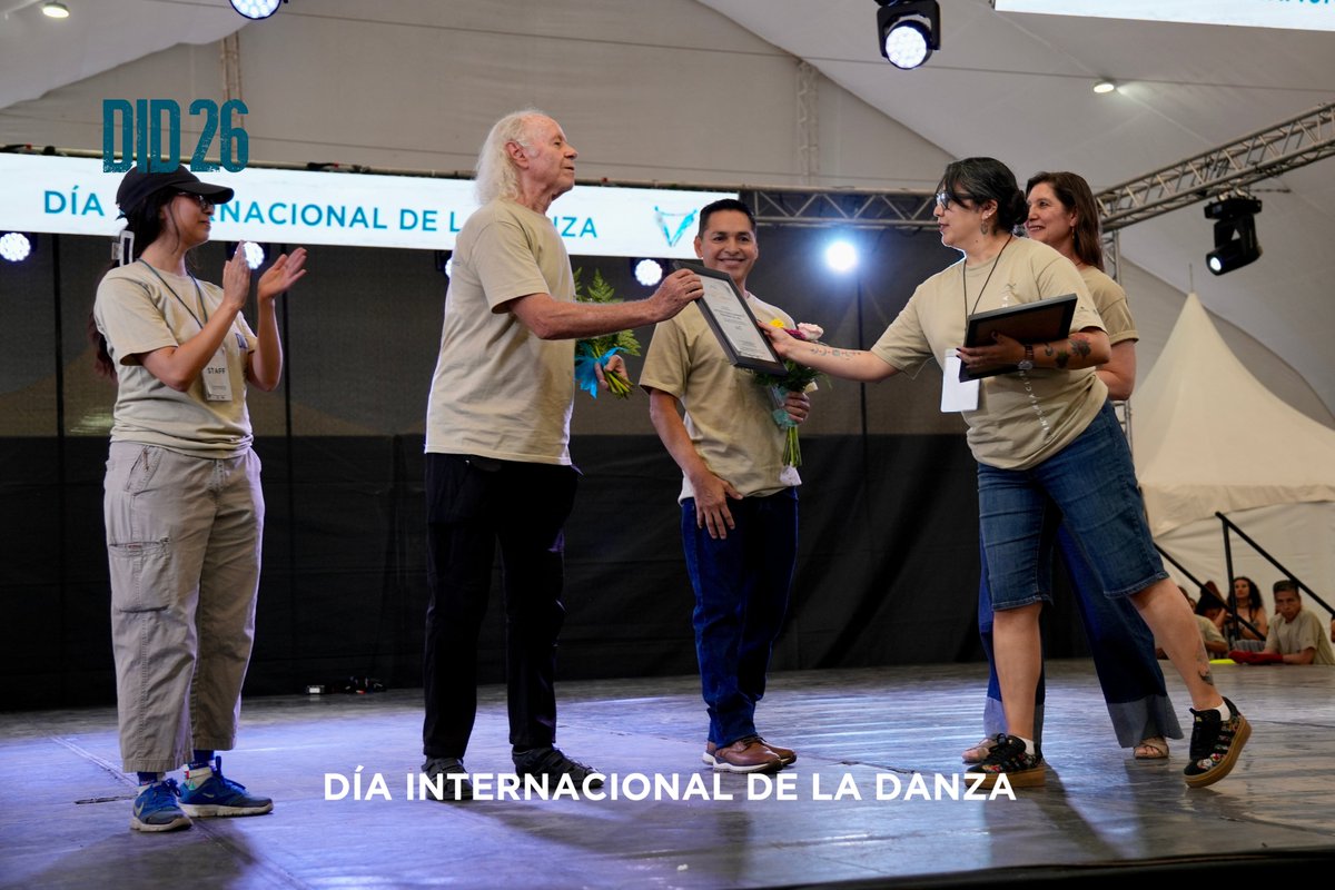 DanzaUNAM's tweet photo. Entregamos el Reconocimiento Danza UNAM a los talleristas Jorge Luis Hernández y Antonio Sarmiento. 🏆
Reconocemos su trabajo y dedicación constante en los Talleres de Danza UNAM. ¡Muchas felicidades! 🫂
#DanzamosParaEncontrarnos #DID26 https://t.co/Yb412xaquP
