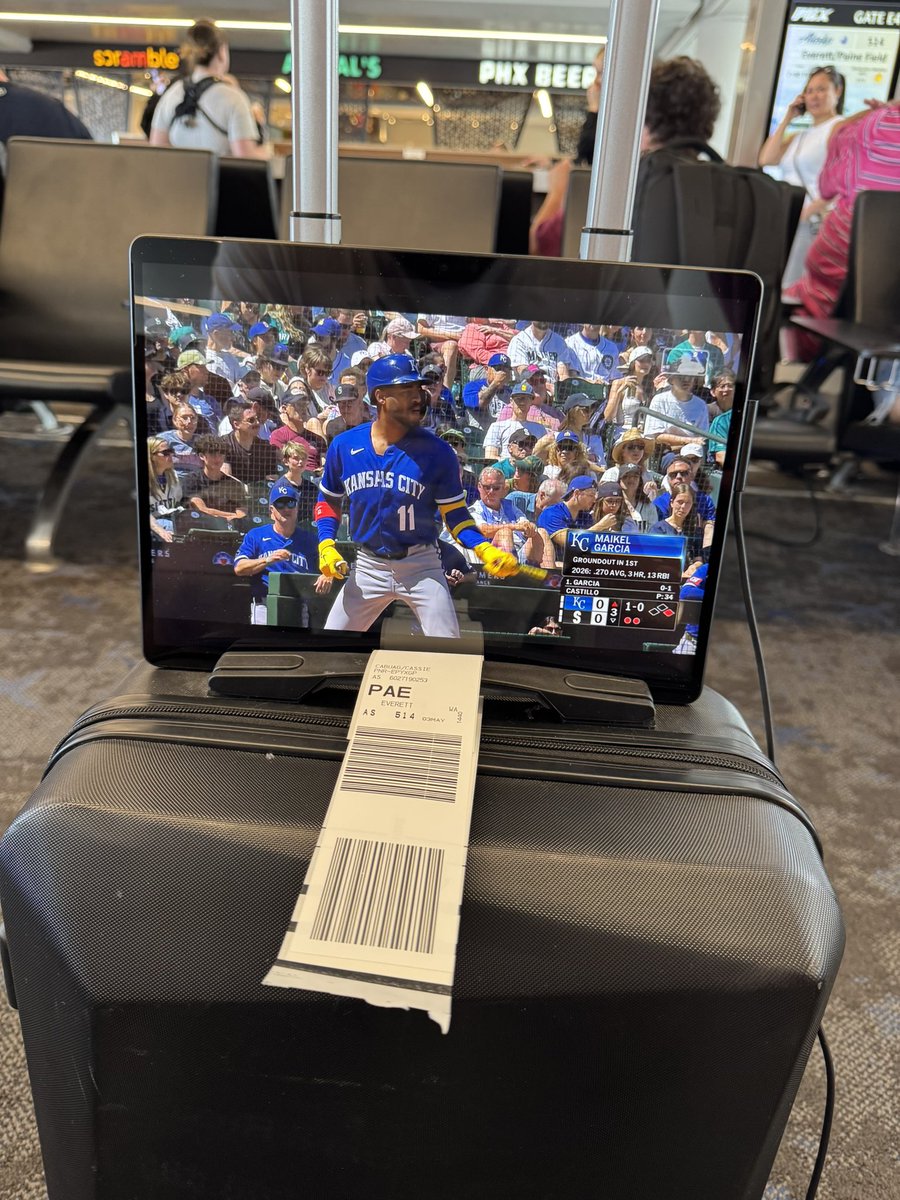 Its_JustJared's tweet photo. @Mariners #GoMariners From Phoenix Sky Harbor https://t.co/eT6YwEclTt