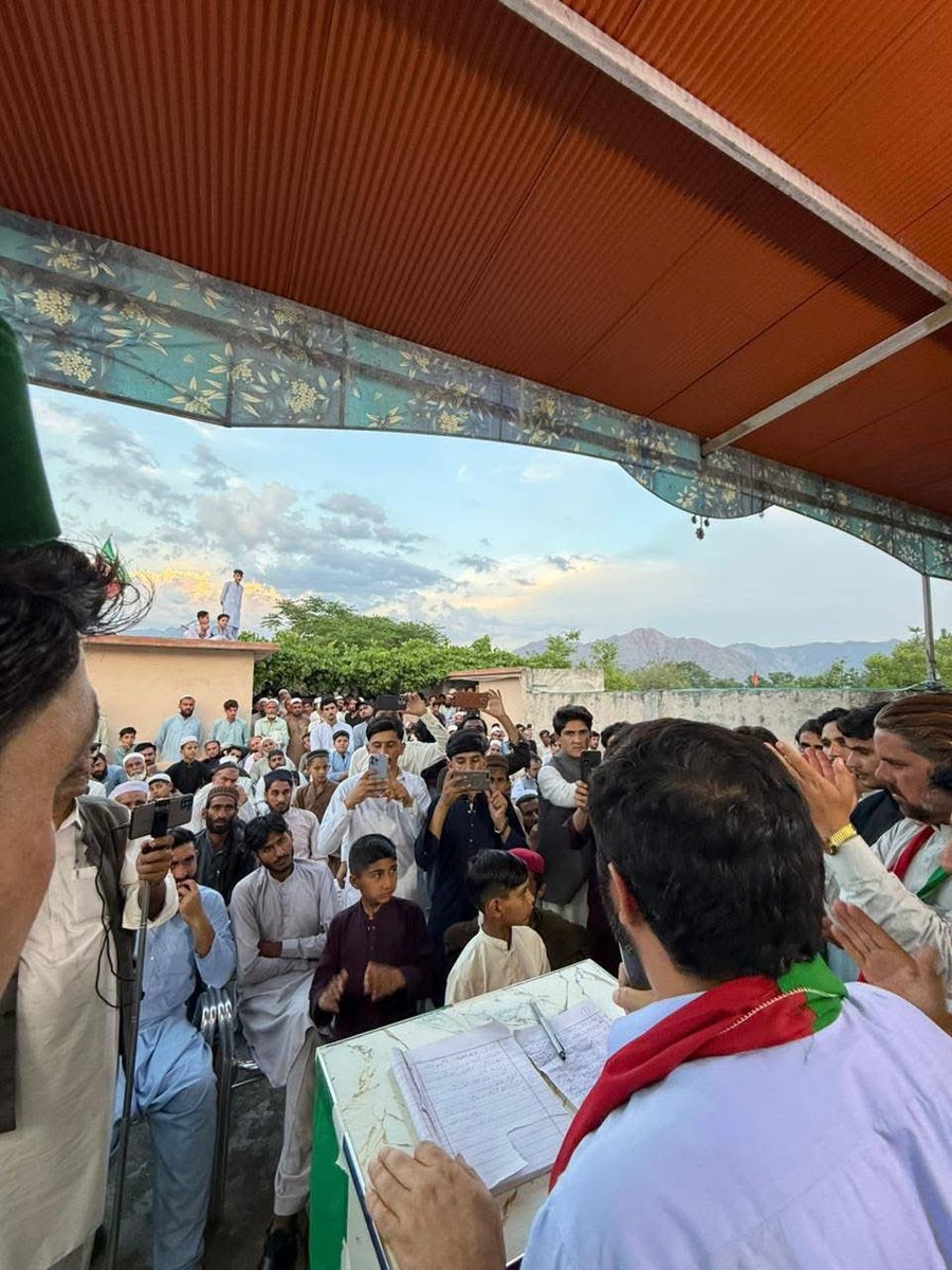fakharebuner's tweet photo. الحمدللہ! پاکستان تحریک انصاف میں شمولیتوں کا سلسلہ تیزی سے جاری ہے۔ آج گاؤں امنور علیخا میرہ بونیر پی کے 26 میں صدر عوامی ورکرز پارٹی تحصیل چغرزی اور جماعت اسلامی کے اہم رکن صفدر خان اپنے خاندان اور درجنوں ساتھیوں سمیت ہمارے قافلے میں شامل ہوگئے۔

ضلعی رہنماؤں کے ہمراہ شمولیتی تقریب سے خطاب کیا اور نئے ساتھیوں کو دل کی گہرائیوں سے خوش آمدید کہا۔

میں سمجھتا ہوں کہ یہ اعتماد دراصل ہمارے قائد عمران خان  کے بیانیے اور عوامی سیاست کی جیت ہے۔ لوگ جوق در جوق تحریک انصاف میں شامل ہو رہے ہیں کیونکہ وہ ایک حقیقی تبدیلی چاہتے ہیں، ایسا نظام جہاں انصاف، میرٹ اور عوامی خدمت کو ترجیح دی جائے۔

انشاءاللہ ہم سب مل کر اس مشن کو آگے بڑھائیں گے اور اپنے علاقے سمیت پورے پاکستان میں حقیقی تبدیلی کا خواب پورا کریں گے۔

#آئی_آئی_پی_ٹی_آئی