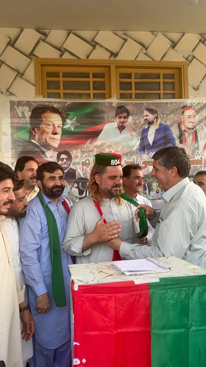fakharebuner's tweet photo. الحمدللہ! پاکستان تحریک انصاف میں شمولیتوں کا سلسلہ تیزی سے جاری ہے۔ آج گاؤں امنور علیخا میرہ بونیر پی کے 26 میں صدر عوامی ورکرز پارٹی تحصیل چغرزی اور جماعت اسلامی کے اہم رکن صفدر خان اپنے خاندان اور درجنوں ساتھیوں سمیت ہمارے قافلے میں شامل ہوگئے۔

ضلعی رہنماؤں کے ہمراہ شمولیتی تقریب سے خطاب کیا اور نئے ساتھیوں کو دل کی گہرائیوں سے خوش آمدید کہا۔

میں سمجھتا ہوں کہ یہ اعتماد دراصل ہمارے قائد عمران خان  کے بیانیے اور عوامی سیاست کی جیت ہے۔ لوگ جوق در جوق تحریک انصاف میں شامل ہو رہے ہیں کیونکہ وہ ایک حقیقی تبدیلی چاہتے ہیں، ایسا نظام جہاں انصاف، میرٹ اور عوامی خدمت کو ترجیح دی جائے۔

انشاءاللہ ہم سب مل کر اس مشن کو آگے بڑھائیں گے اور اپنے علاقے سمیت پورے پاکستان میں حقیقی تبدیلی کا خواب پورا کریں گے۔

#آئی_آئی_پی_ٹی_آئی