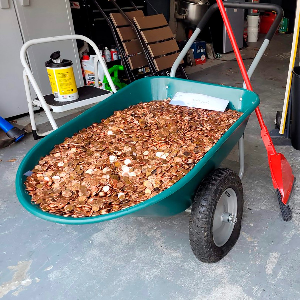 interesting_aIl's tweet image. In 2021, former employee Andreas Falten was owned a final paycheck of $915. After contacting the U.S. Department of Labor, his former boss dumped 91,500 pennies covered in oil on his driveway

Later in 2023, a federal judge gave the order for Falten to be paid $8,690 in damages