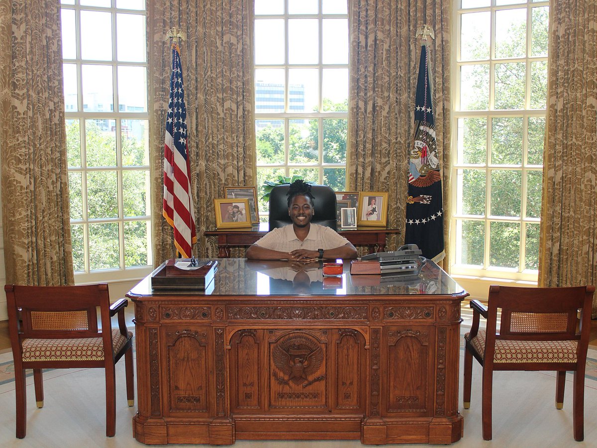 DrDre1914's tweet photo. Oh nothing, just me behind the resolute desk at the Oval Office in the #WestWing https://t.co/s3Ix0xS012