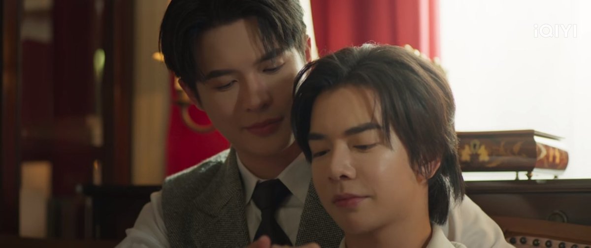 คุณใหญ่รอน้องแก้วจนสิ้นอสงไขยจริง ๆ รอเป็นภพเป็นชาติก็รอมาแล้วแค่ปลายทางมันคือแก้วต่อให้จะต้องรอนานกว่านี้คุณใหญ่ก็คงรอได้ยินดีกับความรักของทั้งคู่มาก ๆ ถึงแม้จะเป็นเพียงซีรีย์หรือนิยายแต่เราเชื่อว่าทุกสิ่งที่ถูกสร้างขึ้นมาล้วนเกิดจากจิตวิญญาณทั้งนั้นบิลลี่เบ๊บเก่งมาก ๆ เลย 😭❤️