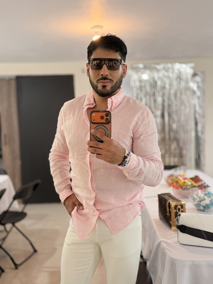 IamCharlesAFV's tweet image. Excelente tarde de domingo, mi gente. Oficialmente secuestrado por la paz del hogar y disfrutando de un rato 100% relax antes de volver al ruedo de la semana. Un buen descanso también es parte del proceso. 

¡Que tengan un cierre de fin de semana súper top! ✨🛋️

#SundayVibes