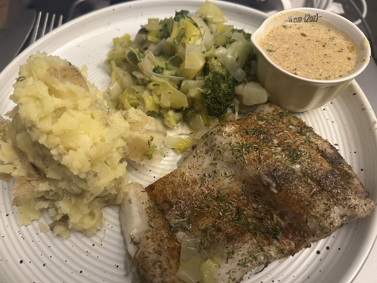 SysAdLee's tweet photo. We absolutely love a Sunday roast, but today @Emjay1812 has gone off piste, and what a meal we’ve had!!  A herbed fillet of Barramundi with a dill sauce, crushed buttered new potatoes and sautéed leeks and broccoli.  Never had this fish before, the flavour is unreal!! Xxx https://t.co/i9V85HJs6z