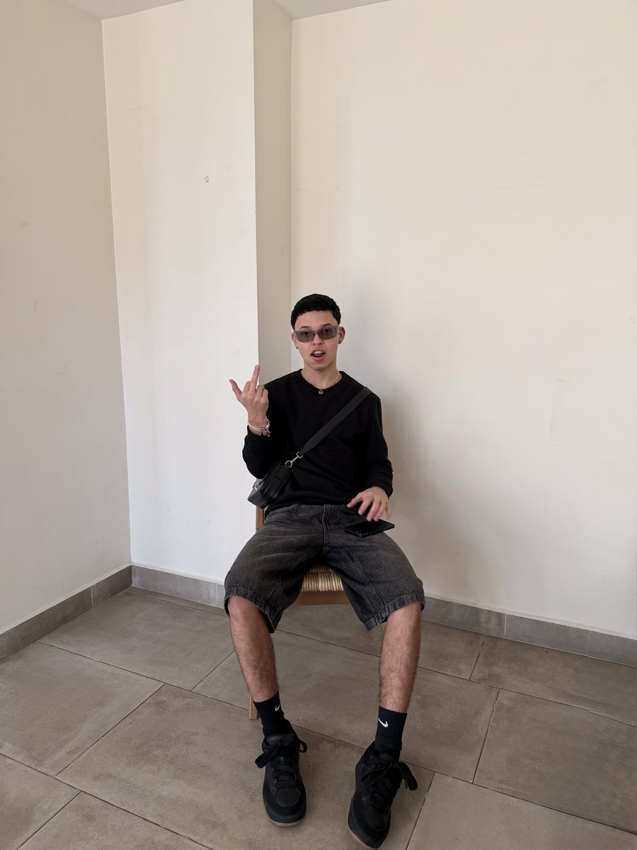 𝖆𝖗𝖊𝖘 tweet media