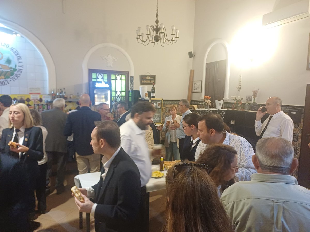 🔵 Celebración del Primer Premio y Mención de Honor del 49 Certamen de Bandes celebrado en el Palau de la Música para la Banda SIOAM de Benimàmet  ‼️GANADORES del 49 CERTAMEN ‼️ Enhorabuena a toda la SIOAM así como a su Director, Edgar ‼️Felicidades ‼️👏👏👏💙💙💙