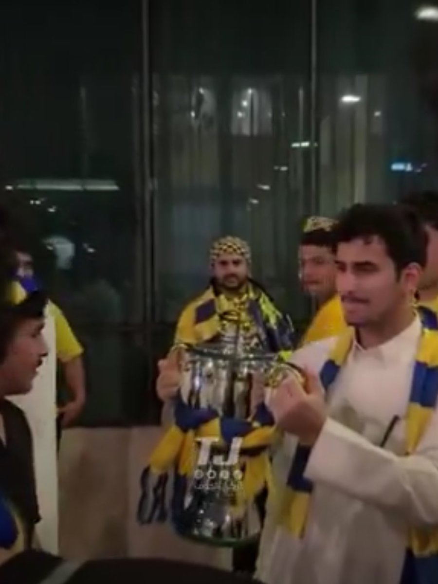 v23_32's tweet photo. @HamadAlMuneef قالها " ورحل "  🤣🤣🤣 https://t.co/r6HKBf00zD