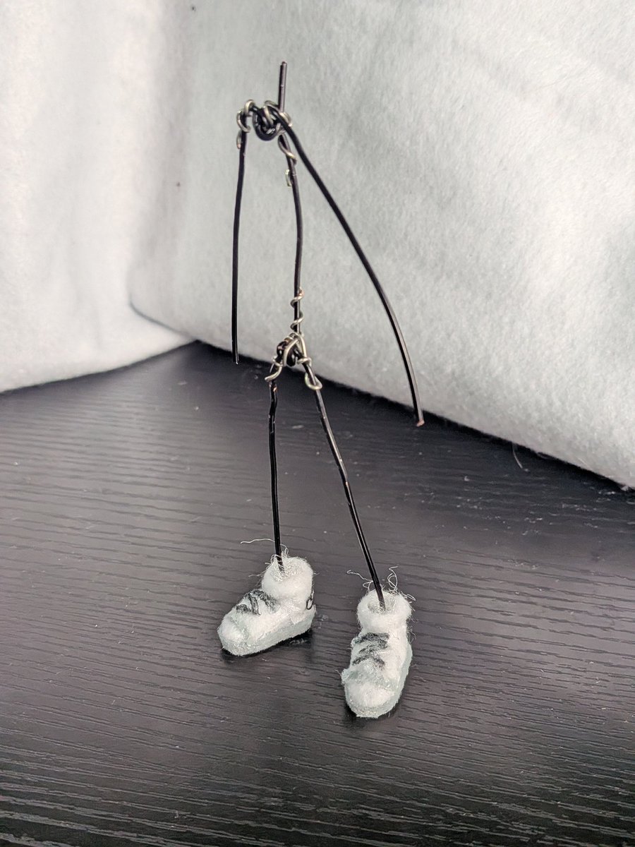 SoapyMuffinn's tweet photo. @eitakue Mhm this is how he started. I usually just pose arms, I could probably pose his legs and stuff too but bending the wire too much makes me nervous 😅 https://t.co/cVGsy4A43p