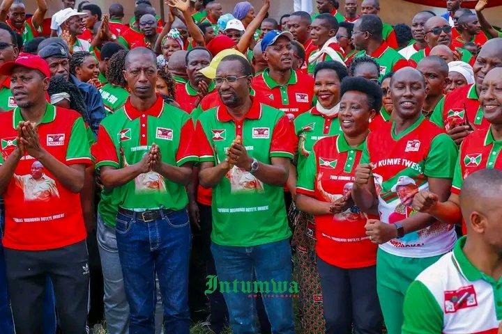 lionel_Mpawe's tweet photo. #Burunga debout derrière son leader.
Ce 2 mai,une marée humaine de Bagumyabanga a réaffirmé son soutien total au candidat à la présidentielle 2027, S.E @GeneralNeva. Entre marche symbolique et messages forts,la base militante s’est mobilisée avec ferveur, détermination et fierté. https://t.co/tP5FLRCC1F