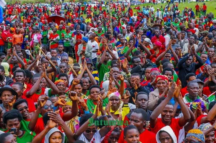 lionel_Mpawe's tweet photo. #Burunga debout derrière son leader.
Ce 2 mai,une marée humaine de Bagumyabanga a réaffirmé son soutien total au candidat à la présidentielle 2027, S.E @GeneralNeva. Entre marche symbolique et messages forts,la base militante s’est mobilisée avec ferveur, détermination et fierté. https://t.co/tP5FLRCC1F