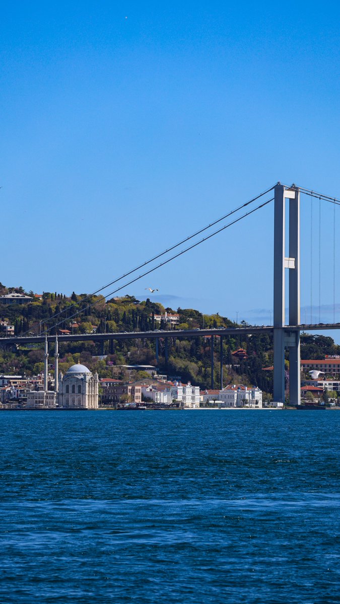 al1celik's tweet photo. Bunun sadece sinematografik bir tercih olduğunu düşünmüyorum. İstanbul’u Bağdat, Kahire ya da Şam gibi “tipik Ortadoğu şehri” estetiğine yaklaştırma eğilimi bilinçli yapılıyor.Bunun doğru ya da yanlış olmasından öte, asıl sorun şehrin gerçek atmosfernin tam olarak yanstılamaması. https://t.co/2mxAfNunPj