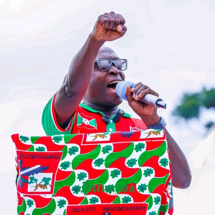 lionel_Mpawe's tweet photo. #Burunga debout derrière son leader.
Ce 2 mai,une marée humaine de Bagumyabanga a réaffirmé son soutien total au candidat à la présidentielle 2027, S.E @GeneralNeva. Entre marche symbolique et messages forts,la base militante s’est mobilisée avec ferveur, détermination et fierté. https://t.co/tP5FLRCC1F