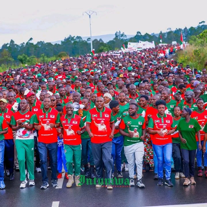 lionel_Mpawe's tweet photo. #Burunga debout derrière son leader.
Ce 2 mai,une marée humaine de Bagumyabanga a réaffirmé son soutien total au candidat à la présidentielle 2027, S.E @GeneralNeva. Entre marche symbolique et messages forts,la base militante s’est mobilisée avec ferveur, détermination et fierté. https://t.co/tP5FLRCC1F