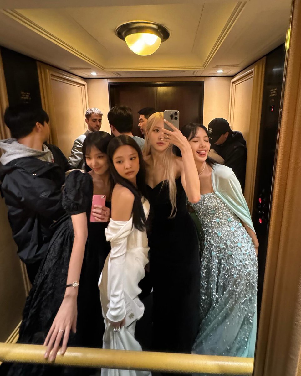 BLACKPINKBRASIL's tweet photo. E quando elas forem pro banheiro do Met Gala e nos derem outra selfie assim 🙏🏻 https://t.co/w47ybAQ6fx