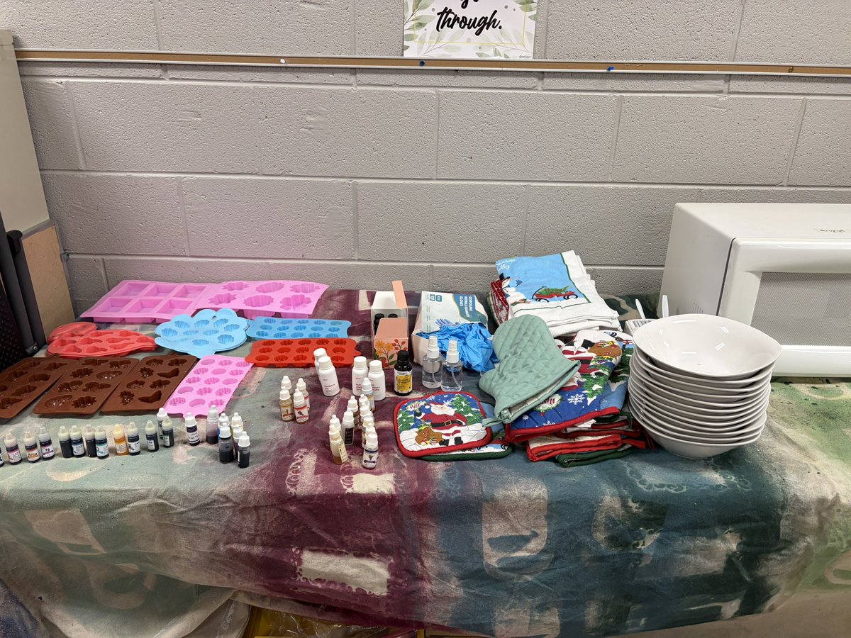 JAnnTeacher's tweet image. Went to school and set everything up for the students to make gifts for Mother’s Day or someone special in their lives. We’re going to paint shells and make soap. Excited to see their creations. #MothersDay #Gifts #Students