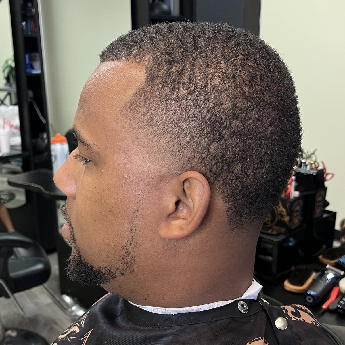 Dvthebarber's tweet image. Sundays almost gone, let’s kick the week off right! 💈💈msg to book! #barber  #haircut  #indianapolisbarber