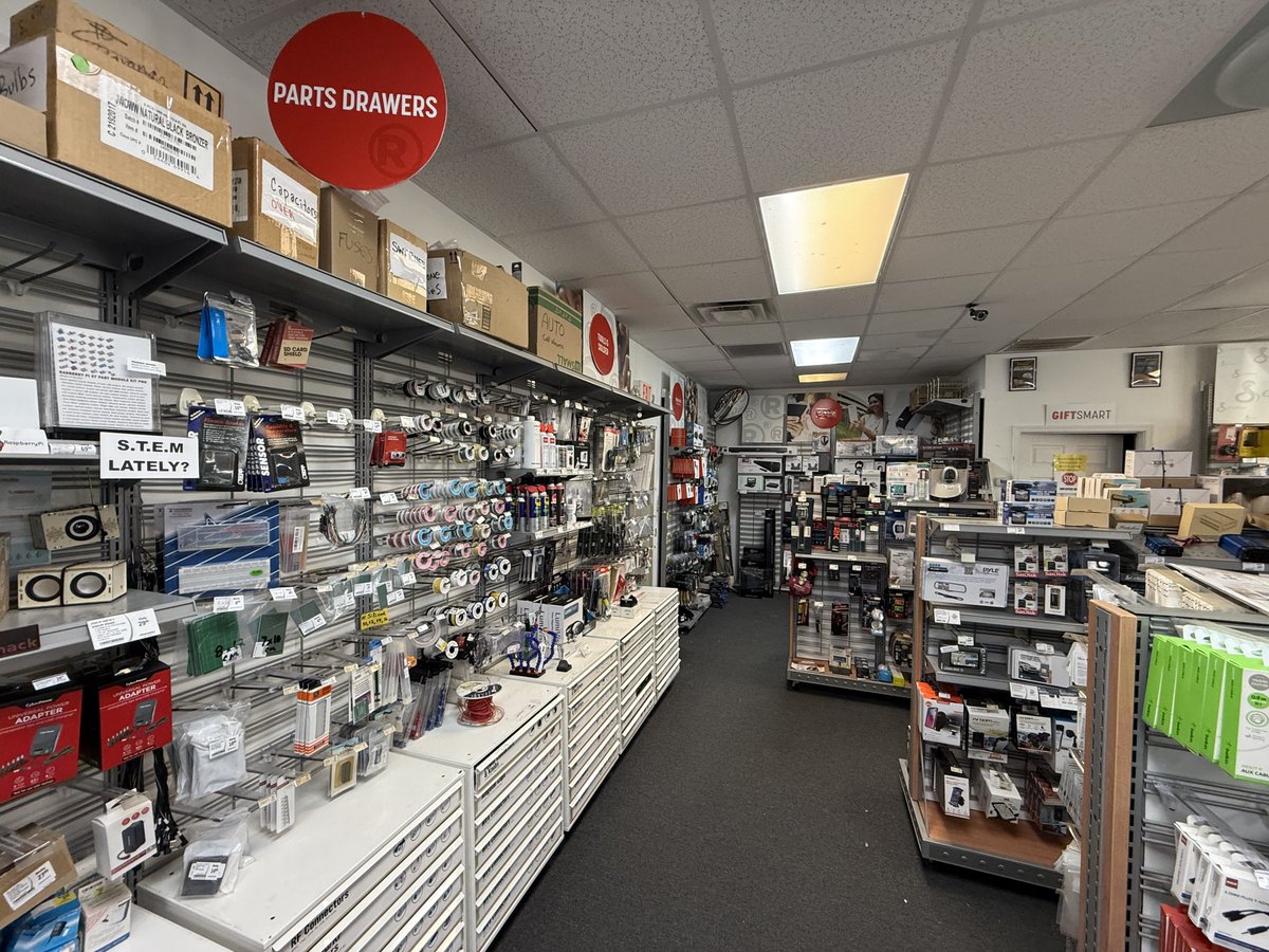 garrison2592's tweet photo. Time traveled back to 2005
📍Woodstock, VA
#Radioshack https://t.co/lSPJFO6GgO
