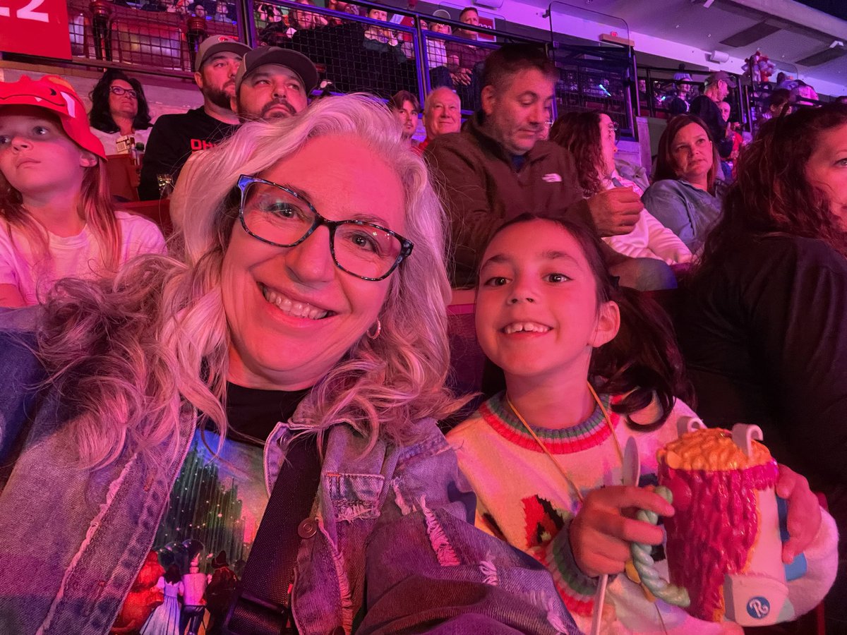 melba0914's tweet photo. Ready to enjoy Ringling Brothers Circus @TheSchott #Ringling @2Star2theRight @DarrenShulman https://t.co/33Hcd5iweF
