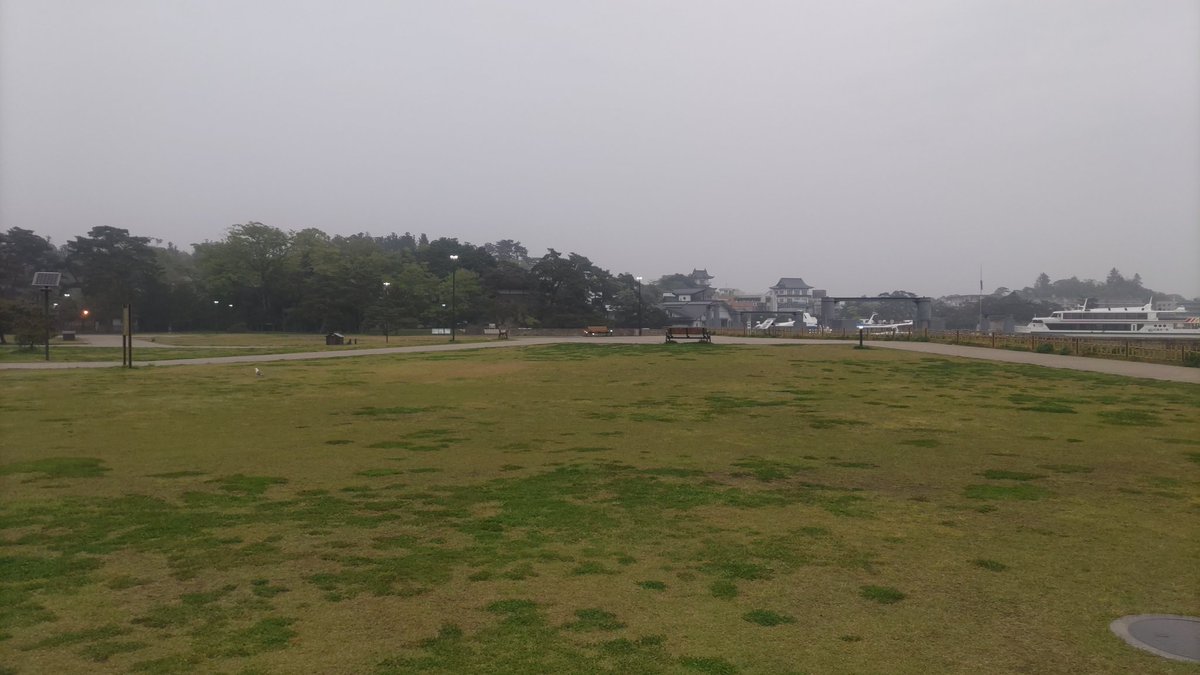 今日は雨で朝ラン諦めました…。
4時間しか寝てないのに朝はやたら早起きです。
今日もマラソンの練習はできそうもないので自重トレ中心かな。
皿を洗いながらスクワットとか調理しながら踵落としとかアブローラーみたいに床を拭くとか。