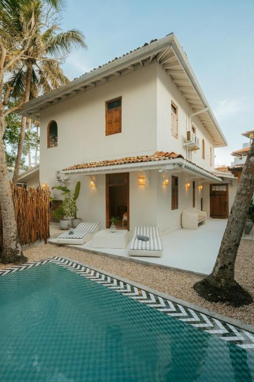 VillasSri's tweet image. 🌴 Cozy 3-bedroom villa with private plunge pool and peaceful spaces, just a short walk to Sri Lanka’s southern coastline. Perfect for a relaxing holiday.
 topnotchvillasinsrilanka.com/listings/villa…

#SriLankaVilla #LuxuryVilla #PrivatePool #BeachHoliday #HolidayVilla #TopNotchVillasInSriLanka