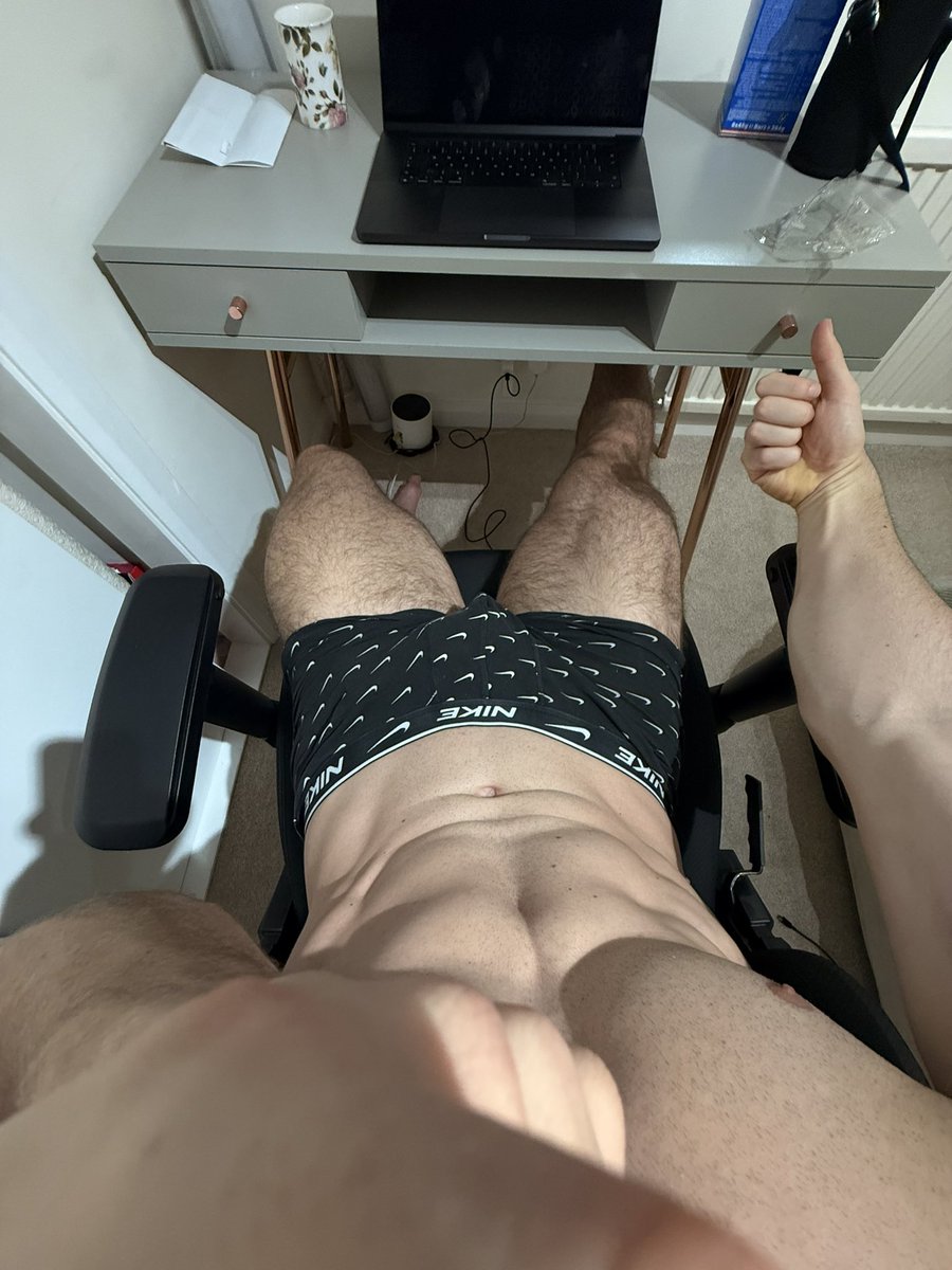 CashAlphaVictor's tweet photo. You belong underneath that desk as a footrest wallet 🧎‍♂️ my feet so hot after my walk, time for me to sit back and collect my cash 💸🤑 https://t.co/HkwsiPiZt9