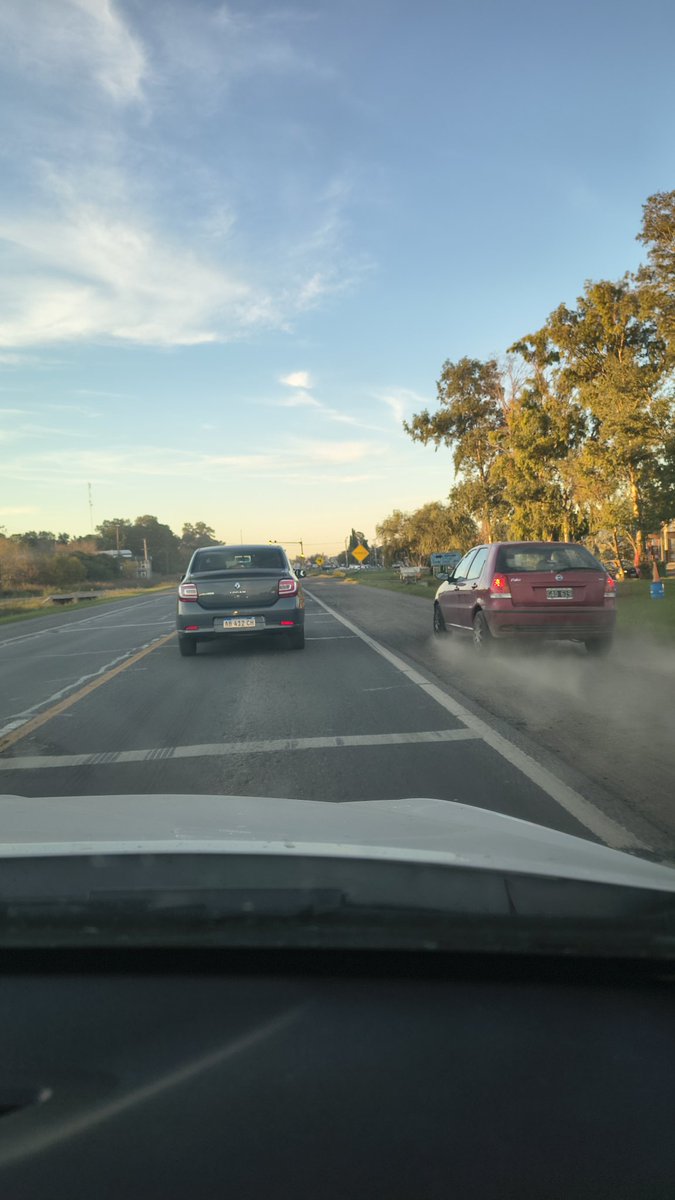 ggerlo's tweet photo. @RedSegVial @TransitoRos siempre lo mismo en los semáforos de la Carolina RP18. Los vivos por la banquina. Un poco de control aca no vendría mal https://t.co/APZirCCxJY