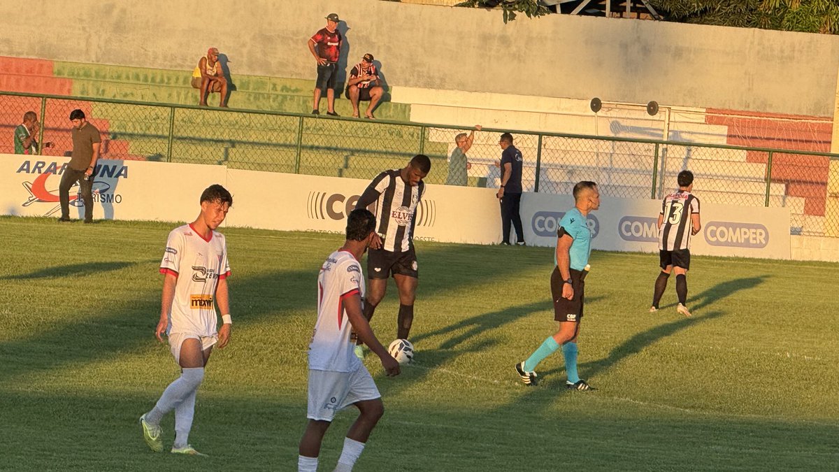ceilandiaec's tweet photo. Arbitro deu muitos cartoes. Risco enorme dele definir o jogo… https://t.co/Qfb4Osknb8
