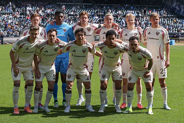 MLS_fra's tweet image. 😁DC United sont sur une bonne dynamique sur leur 4 derniers matchs en MLS.🖤❤️

✅VICTOIRE 2-0 vs NYCFC
✅VICTOIRE 3-2 vs Orlando City
🤝NUL 4-4 vs NY Red Bulls
🤝NUL 0-0 vs Philadelphia Union

Grâce à ces résultats il se retrouve 5ème de la Conférence Est.📈

#MLS | #DCU