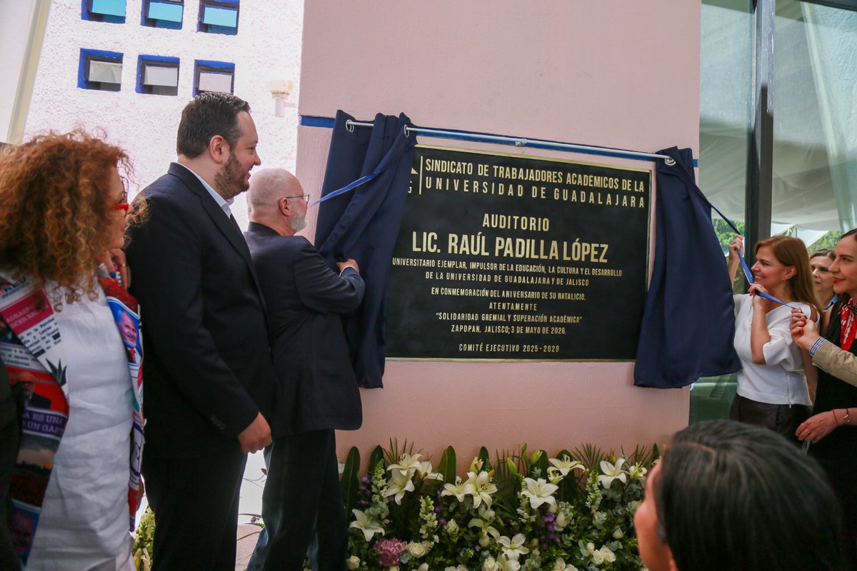 STAUdeG's tweet photo. Hoy, en su natalicio, recordamos con cariño a Raúl Padilla López.
Como en Casablanca, eligió actuar, construir y transformar.

La develación del auditorio del STAUdeG con su nombre es más que homenaje: es compromiso vivo con su legado. Honrarlo es seguir su ejemplo con acciones. https://t.co/sWjR3fG6ky
