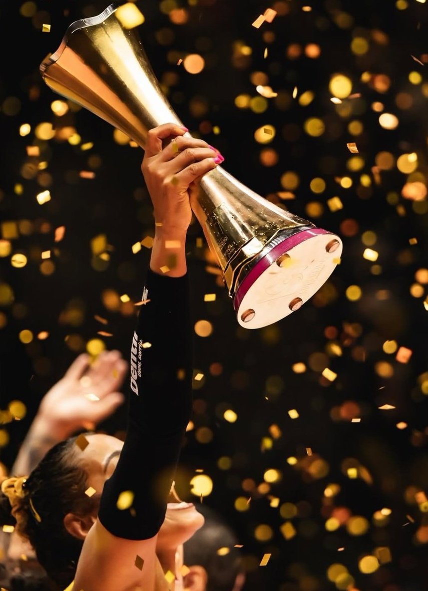 lua TRI CAMPEÃ tweet media