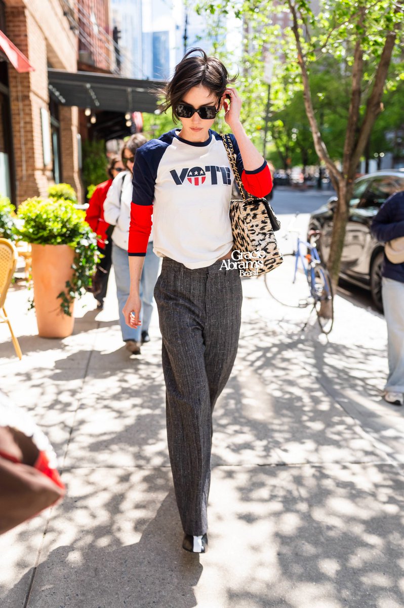 GracieAbramsBR's tweet photo. Fotos exclusivas de Gracie Abrams caminhando pelas ruas de Nova York hoje. https://t.co/XlYFcxPlsq