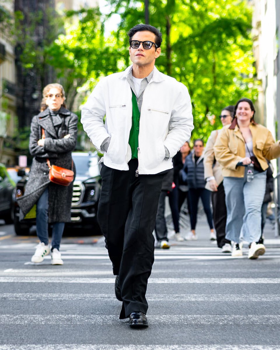 RamiMalek_br's tweet photo. Nosso lindo passeando por Nova York, hoje, 03/05. 🥰☺️
Habemus MET? 😍😍😍
#RamiMalek #TheMetGala #TheMet https://t.co/7z8gRdJhk3