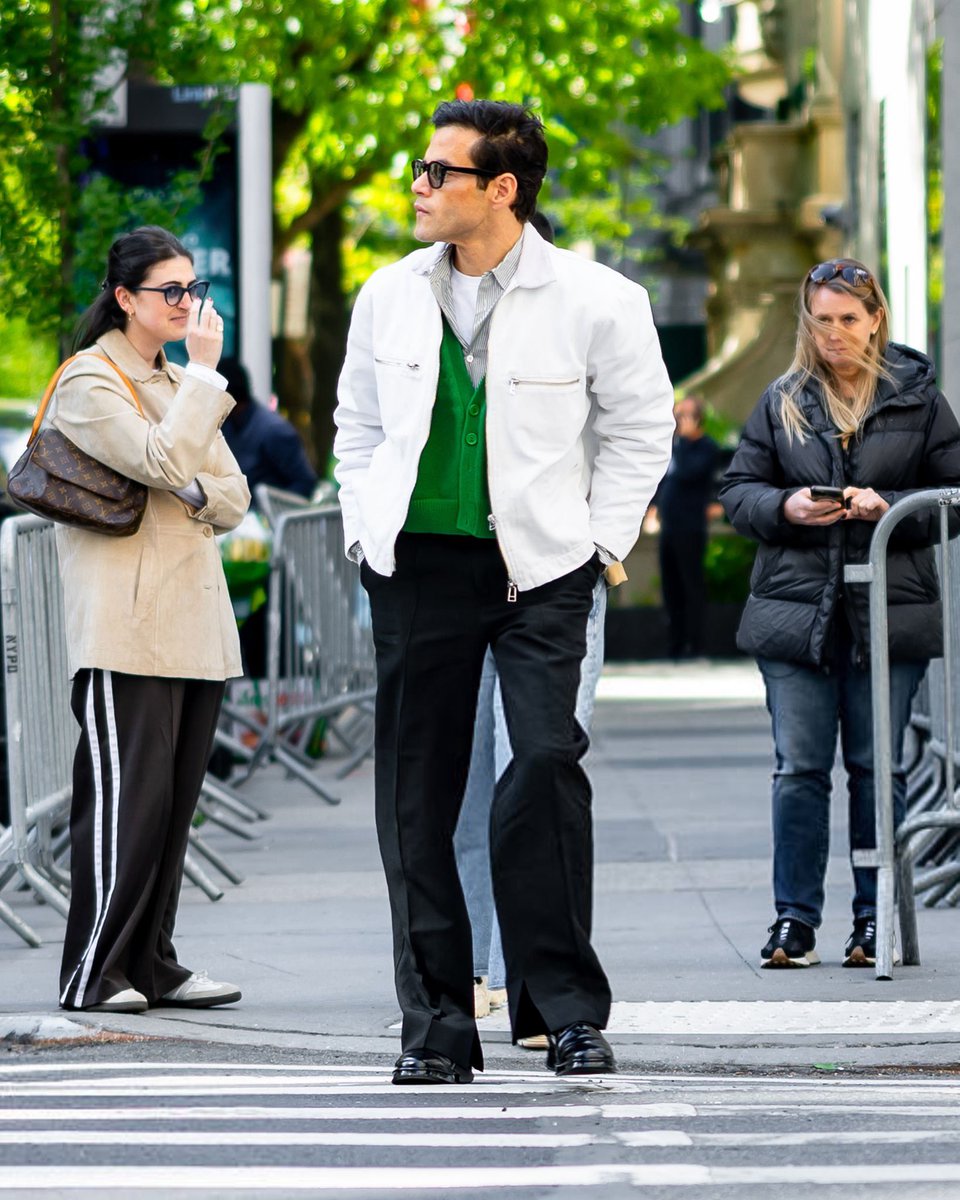 RamiMalek_br's tweet photo. Nosso lindo passeando por Nova York, hoje, 03/05. 🥰☺️
Habemus MET? 😍😍😍
#RamiMalek #TheMetGala #TheMet https://t.co/7z8gRdJhk3