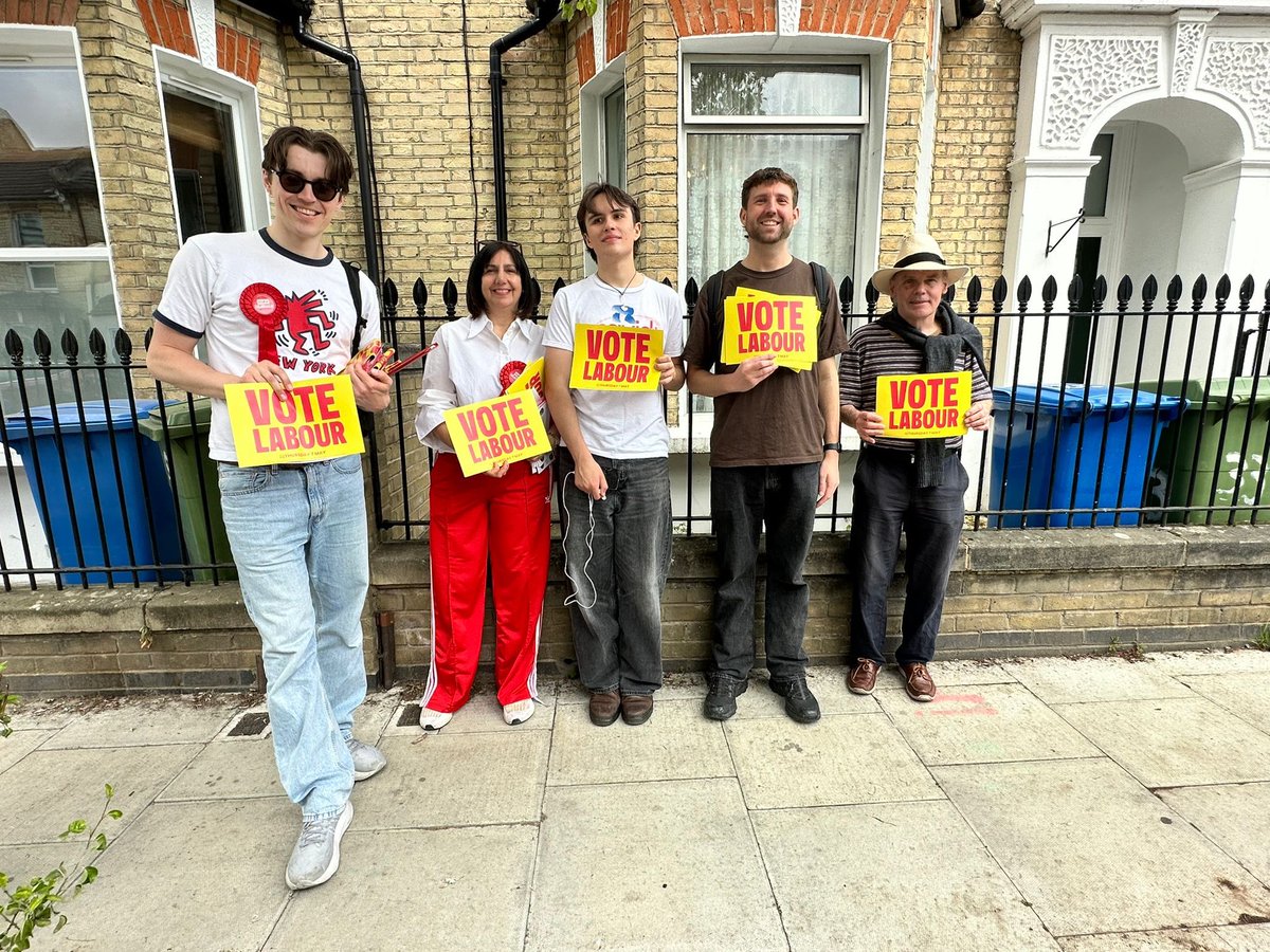 DavidParton_'s tweet photo. Another 100mph 24 hours in #RyeLane. 🌹 

We’ve spoken to hundreds of voters - and we’re not stopping! 🗳️ @esmedobson | @Jasmine_Ali https://t.co/BoTCJ3BVhe